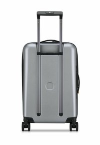 Valigia rigida argento con manico telescopico, due ruote e finitura testurizzata. Presenta un logo e una tasca di stoccaggio sul lato.