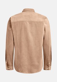 Jasnobrązowa koszula sztruksowa z tylnym karczkiem, długimi rękawami i zapinanymi na guziki mankietami. Charakterystyczna prążkowana tekstura i gładkie wykończenie materiału.