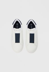 Adidași albi slip-on cu detaliu cu bandă elastică bleumarin, material de piele ecologică netedă, vârf rotund și logo contrastant pe lateral.