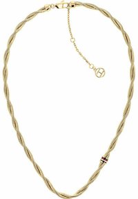 Collana a catena attorcigliata in tono oro con maglie in metallo testurizzato, caratterizzata da un piccolo accento con strisce rosse, bianche e blu e chiusura a gancio.