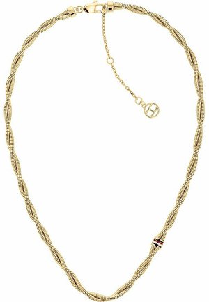 Collana a catena attorcigliata in tono oro con maglie in metallo testurizzato, caratterizzata da un piccolo accento con strisce rosse, bianche e blu e chiusura a gancio.