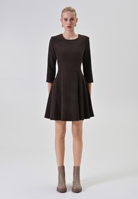 Ausgewählt, brown