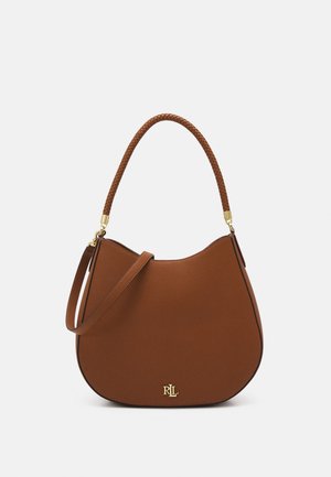 Braune Ledertasche mit abgerundeter Form, geflochtenem Tragegriff und goldenem Logo-Akzent. Sie verfügt über eine glatte Textur und einen abnehmbaren Riemen.