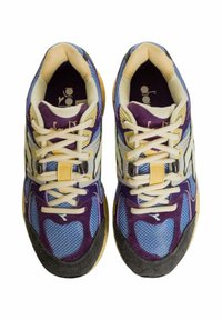 Sneaker con una combinazione di colori viola, blu e giallo; materiali in rete e suede; texture contrastanti; lacci e dettagli in hardware argentato.