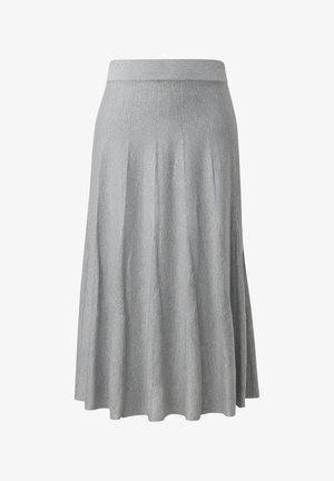 Grijze gebreide rok met een aangesloten taille, vloeiende silhouet en subtiele verticale textuur. Zoomlijn buigt zachtjes aan de onderkant.