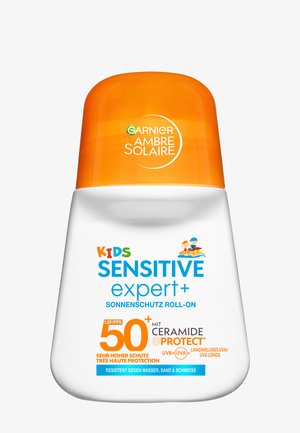 Weißer zylindrischer Roll-On-Sonnencreme-Flasche mit einer leuchtend orangefarbenen Kappe. Enthält blaue und bunte Schriftzüge, die einen Sonnenschutz für Kinder mit LSF 50+ anzeigen.