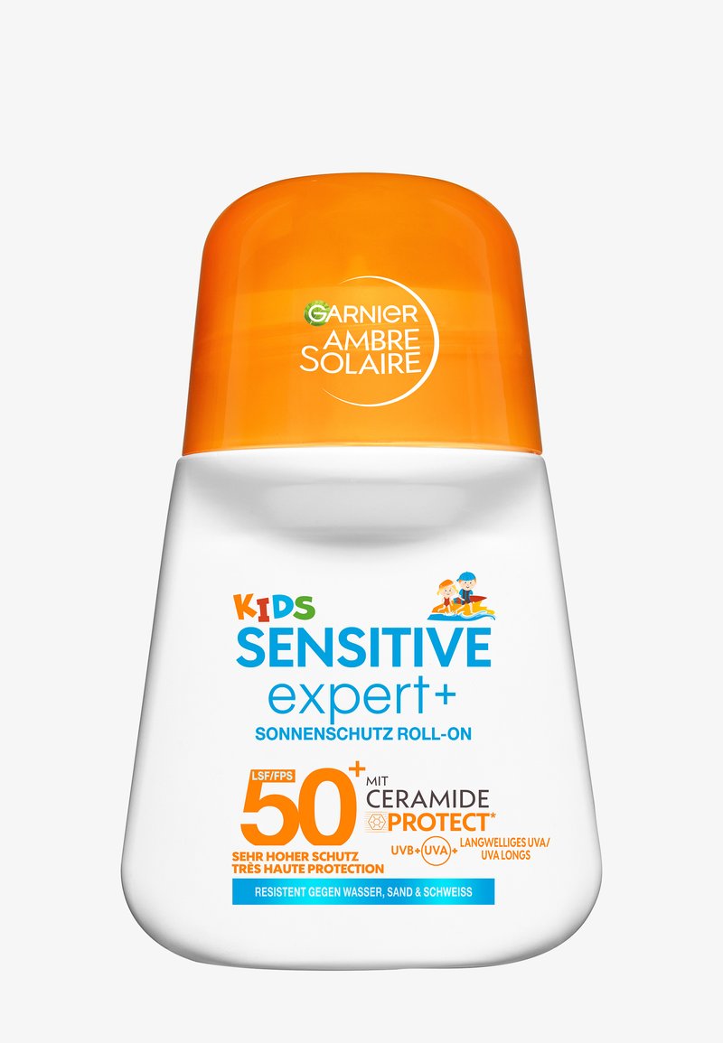 Witte cilindrische roll-on zonnebrandfles met een feloranje dop. Voorzien van blauwe en kleurrijke tekst, die zonbescherming voor kinderen met SPF 50+ aanduidt.