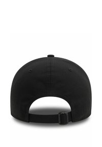 Gorra de béisbol de algodón negro con visera curva, banda ajustable en la parte posterior y un acabado de textura suave. Sin patrones ni logotipos visibles.