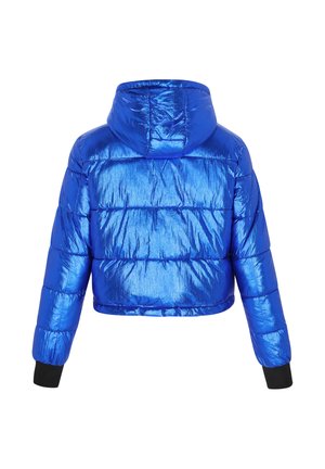 Jachetă pufă scurtă, de culoare albastră, cu un finisaj lucios, având glugă și manșete elastice negre. Textură matlasată cu linii orizontale.