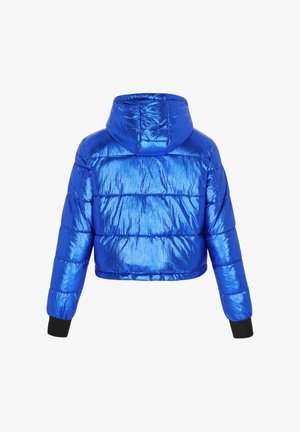 Trumpas mėlynas pūkinis švarkas su blizgiu paviršiumi, turintis gobtuvą ir juodus elastingus rankogalius. Siuvinėjimo tekstūra su horizontaliomis linijomis.