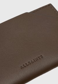 Brun struktureret læder kortholder med præget "ALLSAINTS" logo, der har et slankt design og afrundede hjørner for nem håndtering.