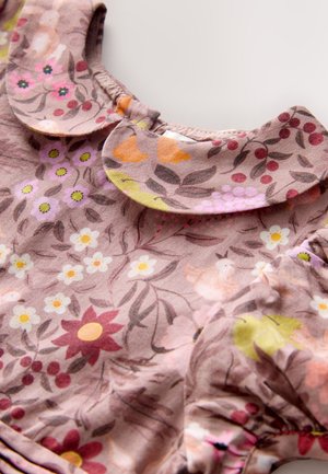 Sukienka z kwiatowego materiału o różowawo-brązowym tle, z falbanianym kołnierzem i misternymi wzorami kwiatów w różnych kolorach.