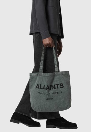 Graue Stofftasche mit schwarzem Text "ALLAINTS" und "LONDON", ausgestattet mit doppelten Griffen, einer weichen Textur und rechteckiger Form.