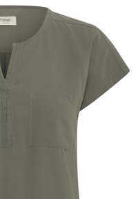 Korte mouw olijfgroene top met ronde hals, voorzak op de linkerborst en verticale stikdetail bij de halslijn.