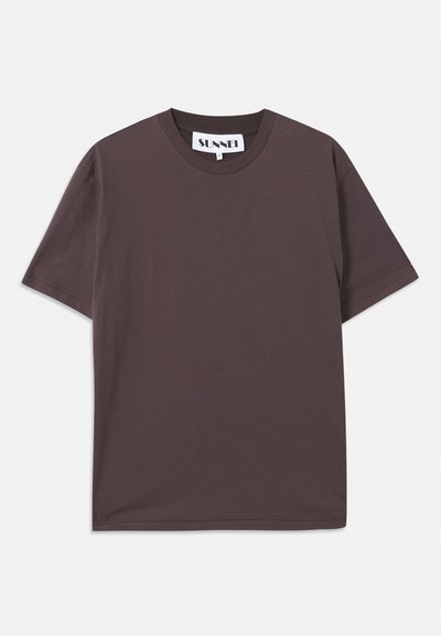 Ciemnobrązowa koszulka z krótkim rękawem, wykonana z miękkiej bawełny, z klasycznym okrągłym dekoltem i luźnym krojem, z dyskretnymi detalami w szwach.
