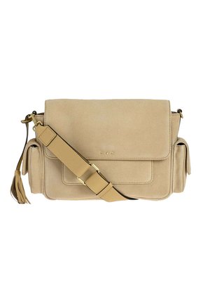 Sac bandoulière en daim beige avec rabat, sangle d'épaule réglable, deux poches latérales et tirette de fermeture éclair à pompon sur le côté gauche.