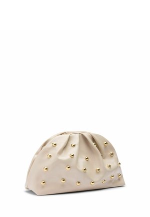 Beige zachte clutch met een samengeplooide bovenkant en gelijkmatig verdeelde gouden metalen studs op het oppervlak, liggend op een witte achtergrond.