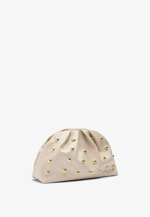 Beige weiche Clutch-Tasche mit gerafftem oberen Rand und gleichmäßig verteilten goldfarbenen Metallnieten auf der Oberfläche, liegend auf weißem Hintergrund.