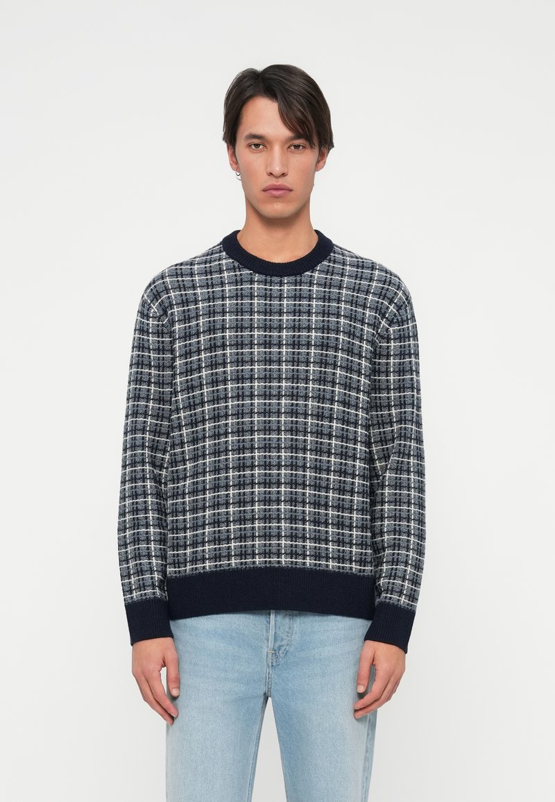 Πλεκτό πουλόβερ σε ναυτικό και γκρι καρό σχέδιο με ριμπ τελείωμα και μανίκια; κατασκευασμένο από υφή πλεκτού υφάσματος; στρογγυλή λαιμόκοψη, μακριά μανίκια.