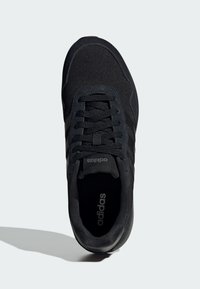 Czarny but sportowy wykonany z połączenia teksturowanej tkaniny i zamszu. Sznurowany, z subtelnym logo i wytrzymałą gumową podeszwą.