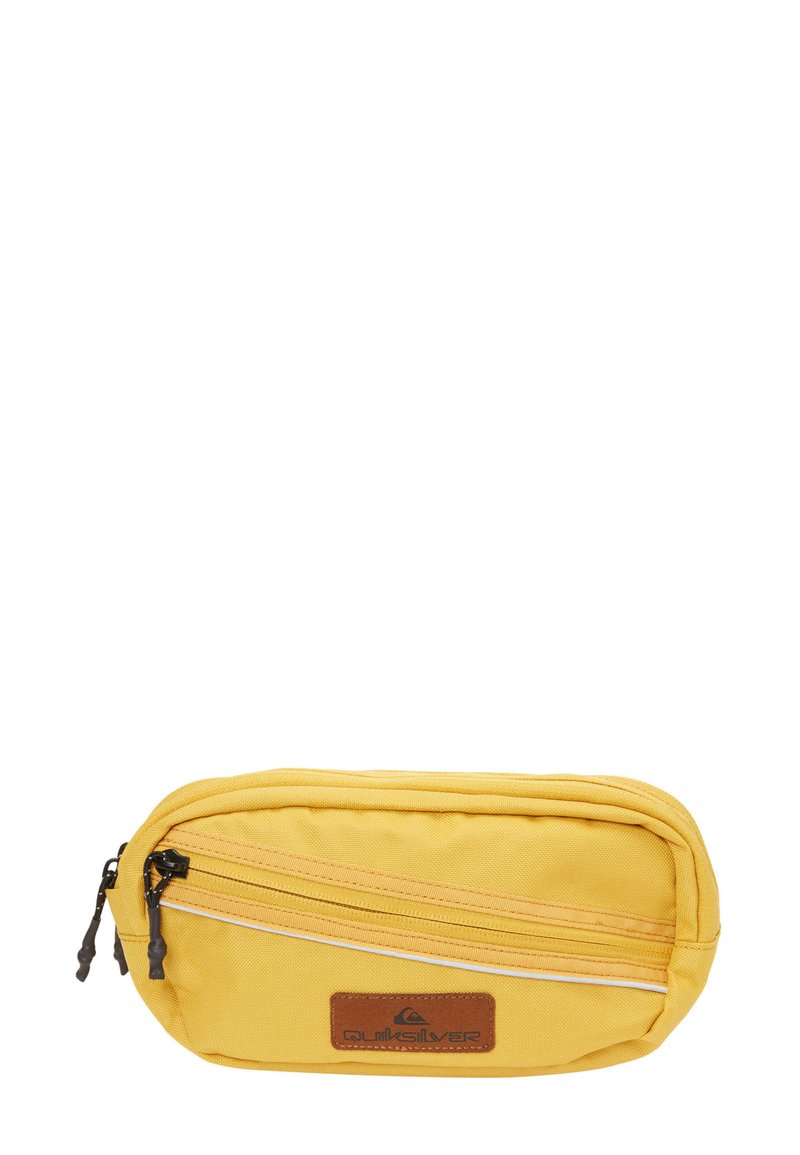 Bolsa de nailon amarilla con cremalleras dobles, un parche de logo marrón y una textura suave. Diseño compacto y rectangular para un almacenamiento y acceso fáciles.