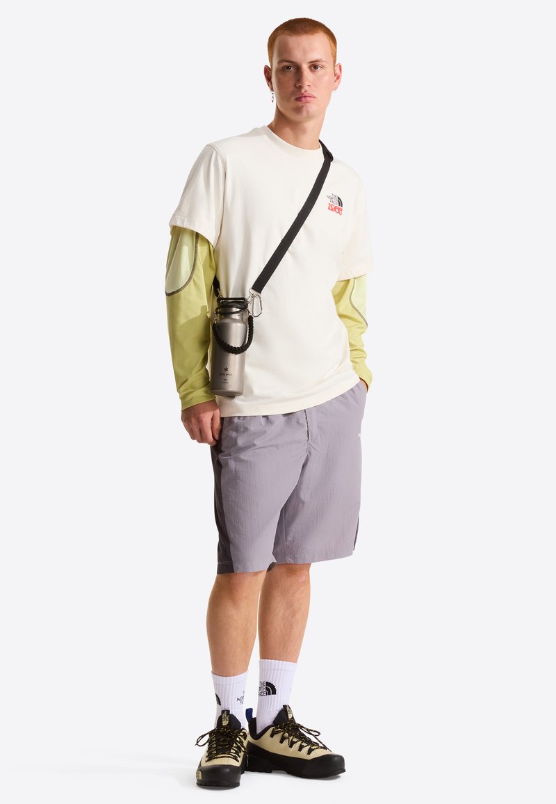 The North Face M MOTION RELAXED SHORT SLEEVE TEE - Triko s potiskem - white dune