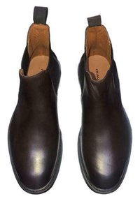 Stivaletti in pelle marrone con pannelli laterali elastici, punte appuntite e linguette per una facile calzata. Texture liscia e design minimalista.