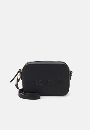 Sac en cuir noir à bandoulière avec le logo "VALENTINO" en relief, forme rectangulaire, fermeture éclair et sangle réglable. Accents en laiton doré.