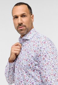 Knopenblouse met bloemenpatroon, featuring een witte basis met roze, blauwe en groene bloemen; klassieke kraag; aangesloten pasvorm.