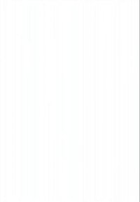 Kaks ülikooli üliõpilast, kes kannavad lõputoogasid ja pätsikuid, viskavad oma mütsid ülikooli hoone ees õhku.