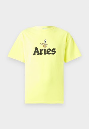 T-shirt in cotone giallo neon con maniche corte. Presenta una grafica di un'anatra cartoon e il testo "Aries" in nero, in caratteri bold. Design classico con scollatura rotonda.