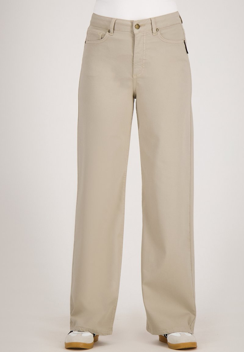 Beige wijde broek van een zachte katoenmix. Heeft een sluiting met een knoop aan de voorkant, twee zijzakken en rechte zoomranden. Geen opmerkelijke patronen.