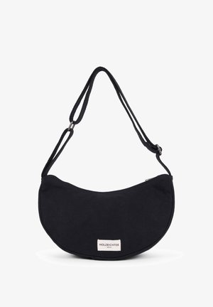 Schwarze Stofftasche mit geschwungener Form, verstellbarem Tragegurt und einem kleinen Etikett. Glatte Textur ohne zusätzliche Muster oder Akzente.