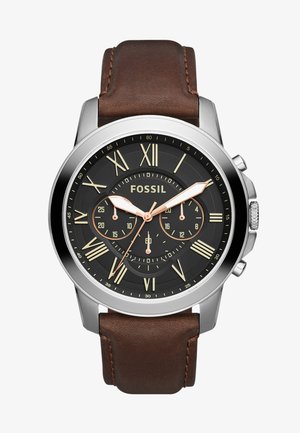 Montre avec bracelet en cuir marron, boîtier rond en acier inoxydable, cadran noir, chiffres romains et trois sous-cadrans. Accent en argent et en or rose.