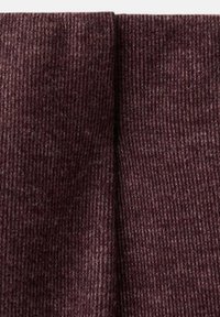 Tissu côtelé bordeaux présentant un motif texturé avec de fines lignes verticales, une finition douce et des variations subtiles de la profondeur des couleurs.