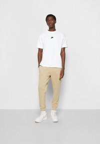 Nike Sportswear TEE - Paprasti marškinėliai - white