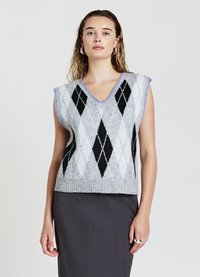 Giubbotto grigio lavorato a maglia con un motivo a diamante in nero e azzurro chiaro, con scollatura a V e orlo a costine. Maniche corte, tessuto testurizzato.