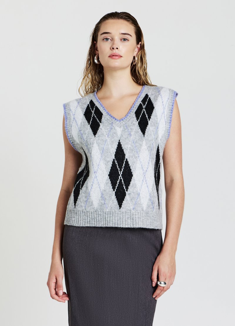 Giubbotto grigio lavorato a maglia con un motivo a diamante in nero e azzurro chiaro, con scollatura a V e orlo a costine. Maniche corte, tessuto testurizzato.