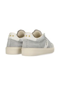 Grijze suède sneakers met witte accenten, voorzien van een beige rubberen zool en decoratieve gouden stersteek op de achterkant.