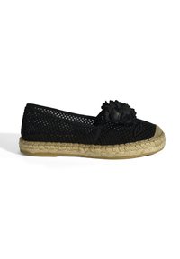 Espadrille en mailles noires avec une semelle en jute tissée, ornée d'une fleur décorative sur l'orteil. Design plat, léger et respirant.