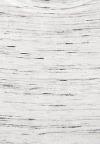 Bílá látka se černými a šedými žíhanými pruhy, s jemnou, hladkou texturou a kulatým výstřihem.