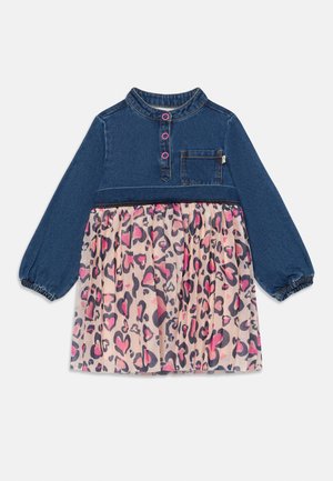 Denimkjole med mørkeblå topp, rosa knappelukking og en kontrastfylt skjør med et rosa og svart hjerte-leopardmønster.