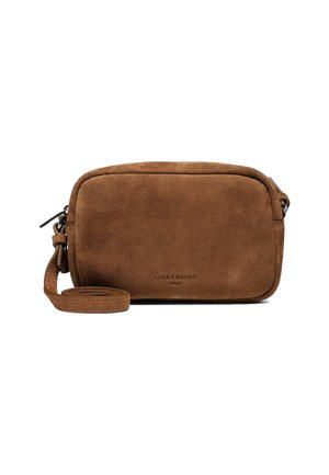 Braune Wildleder-Crossbody-Tasche mit glatter Textur, Reißverschluss und verstellbarem Tragegurt. Mit eingeprägtem Logo auf der Vorderseite.
