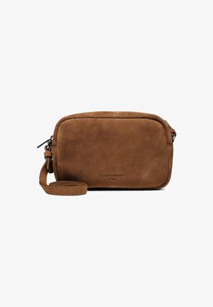 Sac bandoulière en cuir suédé brun avec une texture lisse, fermeture éclair et une bandoulière ajustable. Présente un logo embossé à l'avant.