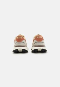 Nike Sportswear PHOENIX WAFFLE - Sapatilhas - team gold/dark russet/coconut milk/hemp/metallic silver