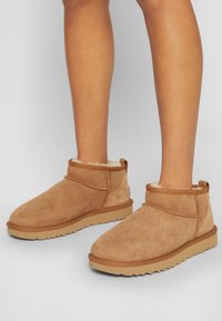 UGG Snowboot/Winterstiefel - chestnut