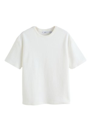 Camiseta blanca lisa de manga corta y cuello redondo con una pequeña etiqueta de talla en el interior del cuello.