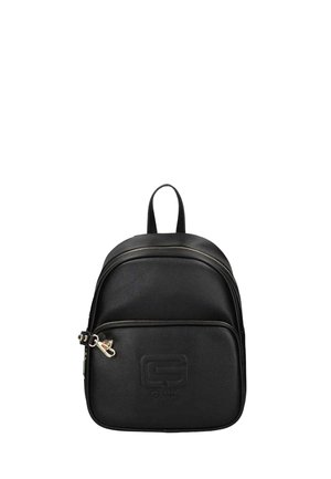 Zaino in pelle nera con tasca frontale con zip, manico superiore e logo in rilievo sulla tasca frontale.