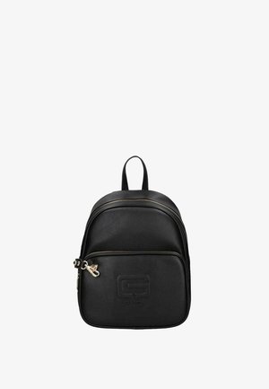 Zaino in pelle nera con tasca frontale con zip, manico superiore e logo in rilievo sulla tasca frontale.