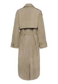 Trench-coat long beige avec ceinture, épaulettes, empiècement au dos, bracelets aux poignets avec boutons et fente au dos, vu de dos.